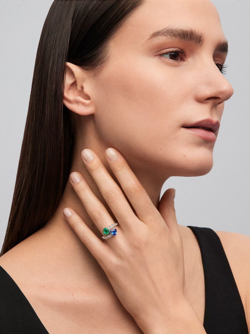 You and me ring in 18K white gold with intense blue pear-cut sapphire of 1.93 cts, pear-cut green emerald of 0.89 cts and 14 brilliant-cut diamonds with a total of 0.89 cts image number 1