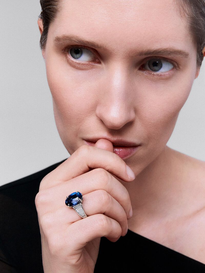 18kt white gold ring with 11.18cts blue sapphire and diamond arm. image number 0