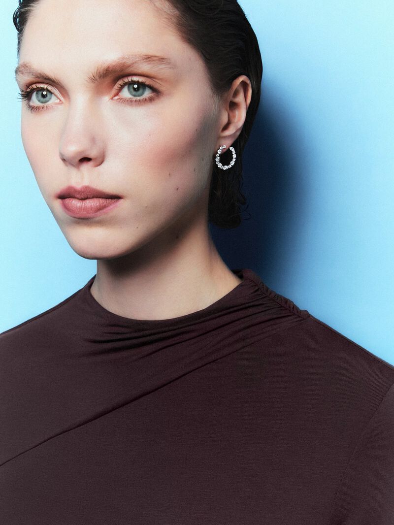 Side hoop earrings made of 18K white gold with claw-set diamonds. image number 3