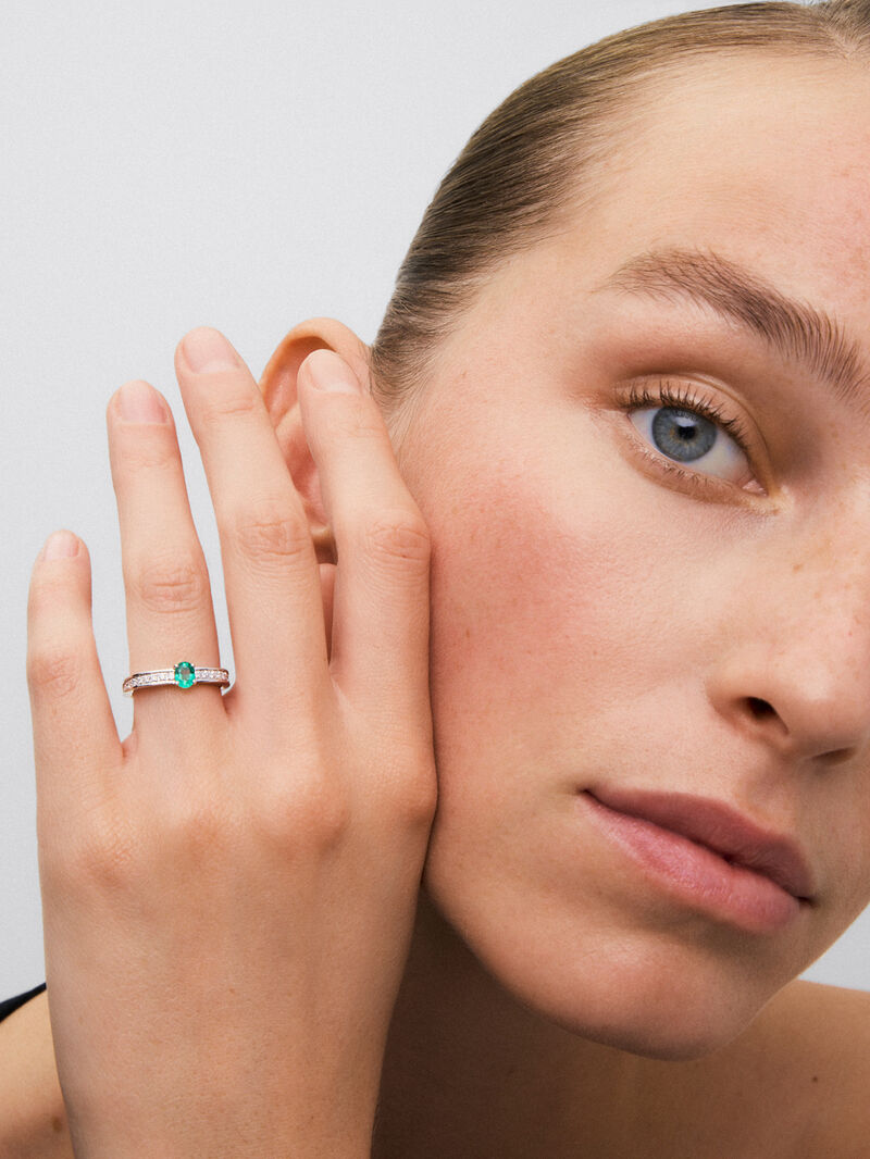 18K white gold ring with oval-cut emerald of 0.32 cts and 22 brilliant-cut diamonds with a total of 0.15 cts image number 2