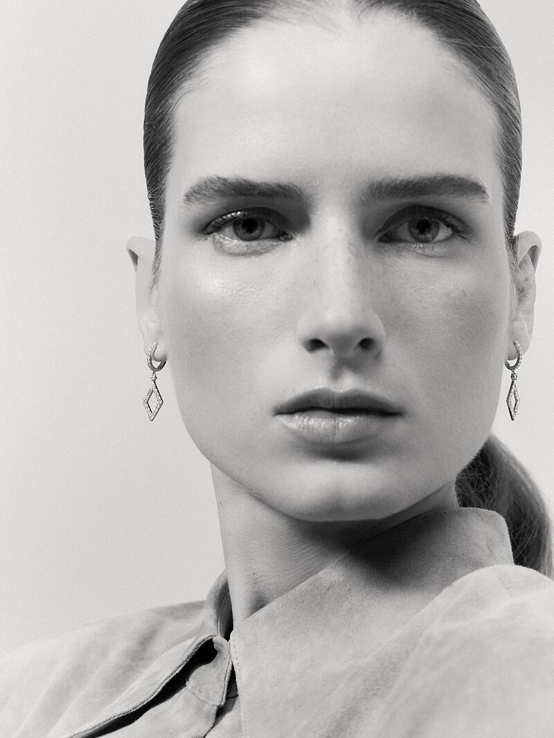 18kt white gold hoop earrings with diamond rhombus image number 3