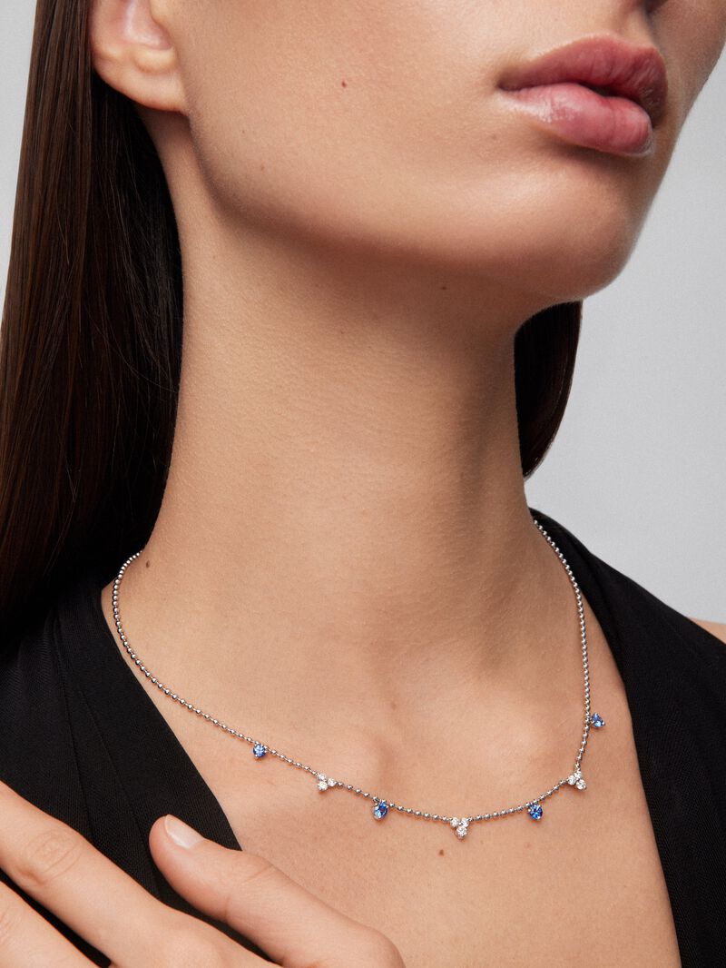 18K white gold pendant with 4 brilliant-cut blue sapphires with a total of 0.85 cts and 9 brilliant-cut diamonds with a total of 0.54 cts image number 3