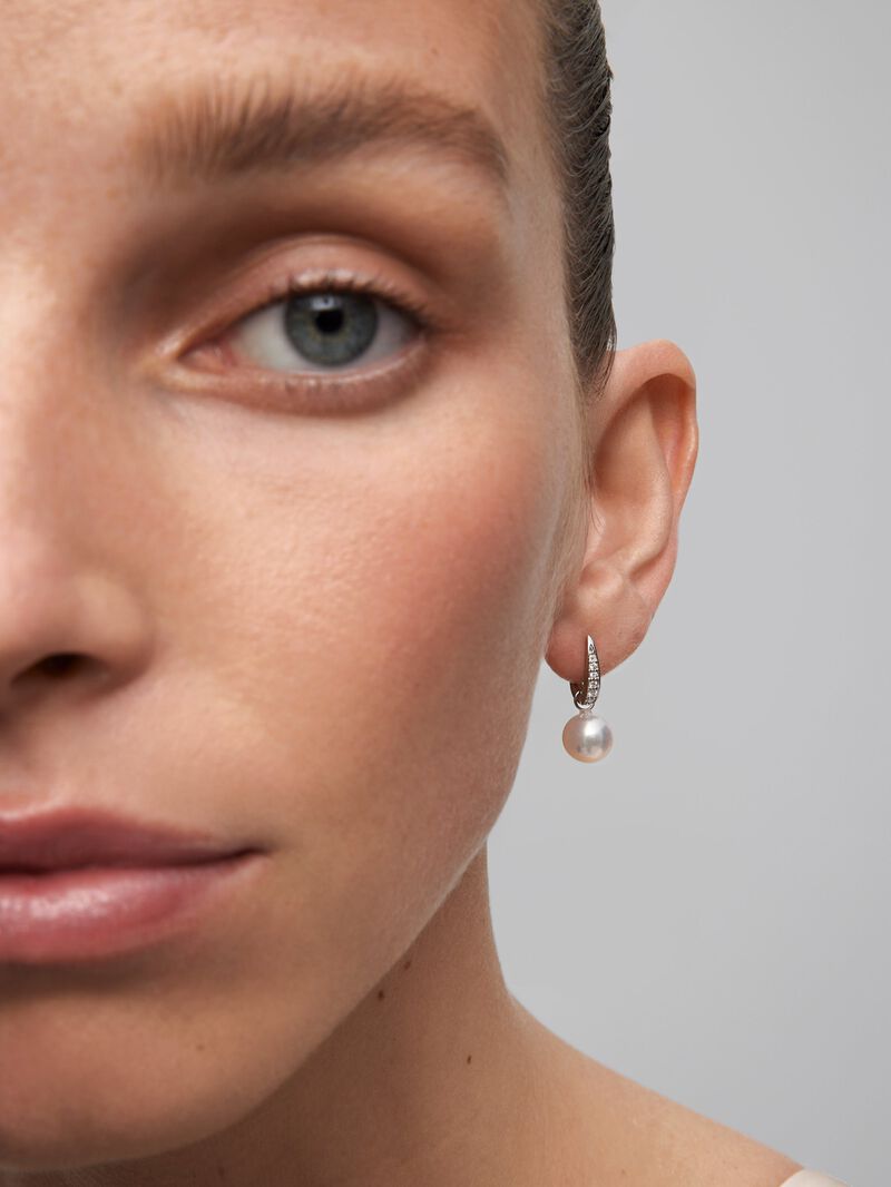18K white gold earrings with 2 9.5mm pearls and 10 brilliant-cut diamonds with a total of 0.12 cts image number 3