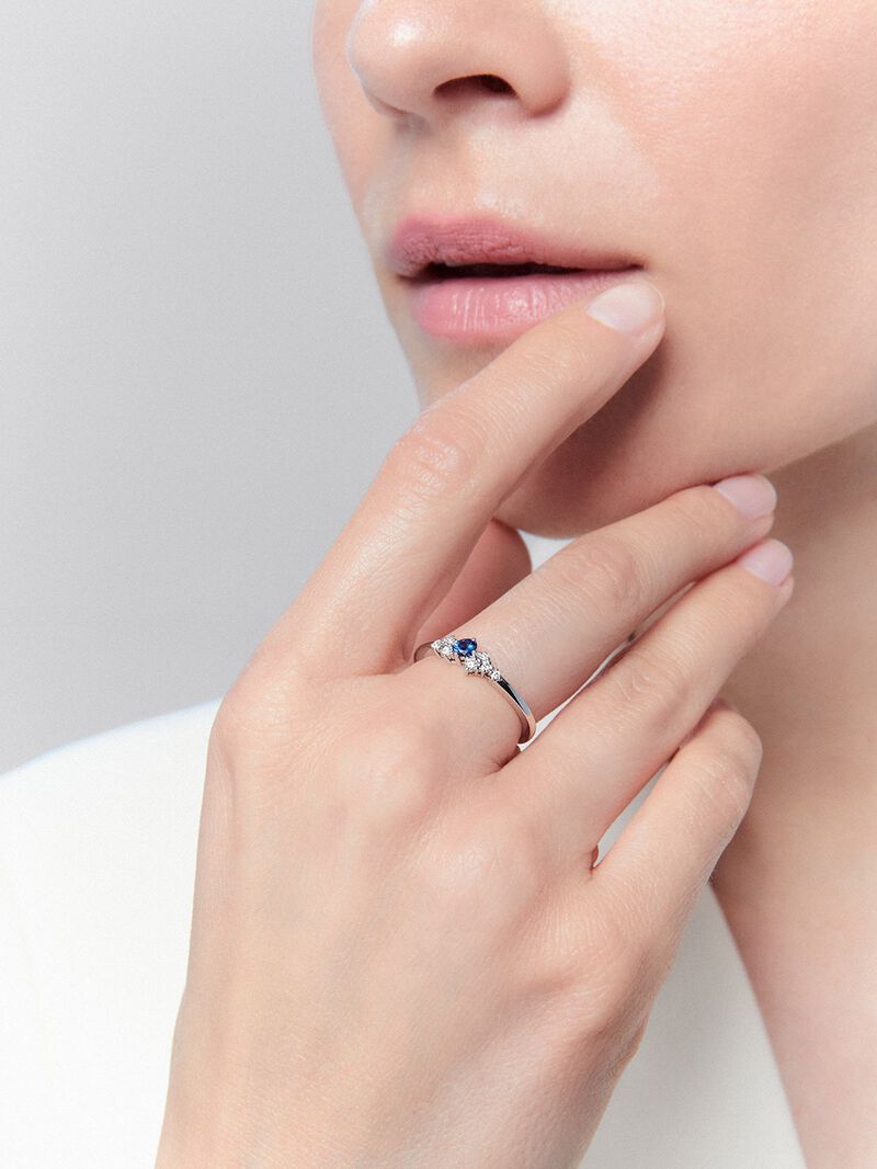 18K white gold ring with sapphire and diamonds. image number 3