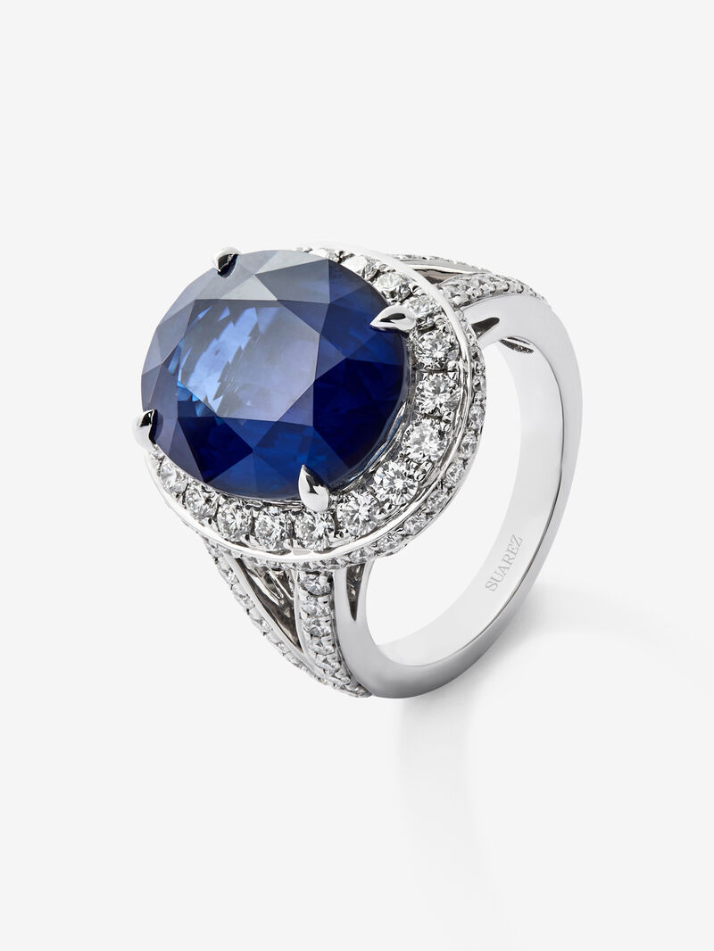 18K white gold ring with oval-cut royal blue sapphire of 12.64 cts and border and arm of 93 diamonds with a total of 1.74 cts image number 0