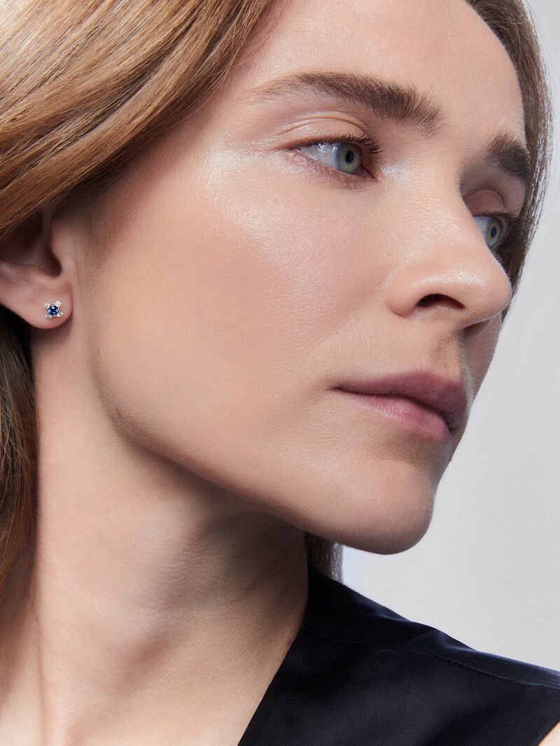 18K white gold flower earring with sapphire and diamonds. image number 3