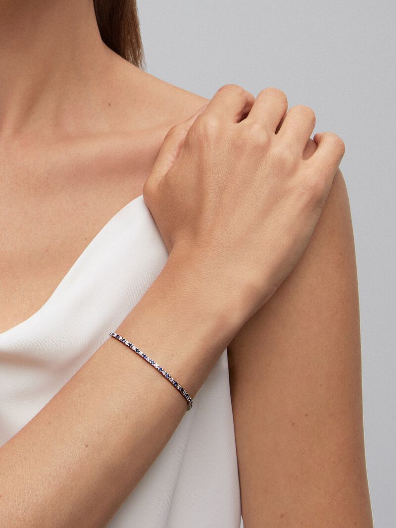 18K white gold bracelet with 37 brilliant-cut diamonds with a total of 0.88 cts and 38 brilliant-cut blue sapphires with a total of 0.95 cts image number 1