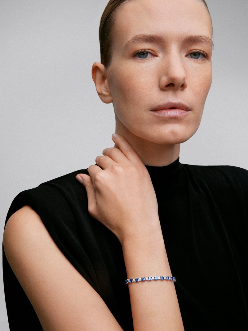 18K white gold rivière bracelet with 9.97 ct octagonal-cut blue sapphires and 2.63 ct brilliant-cut diamonds image number 3