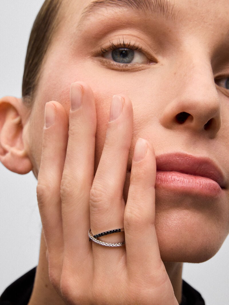 18K white gold cross ring with 21 brilliant-cut diamonds with a total of 0.25 cts and 18 brilliant-cut black diamonds with a total of 0.24 cts image number 3
