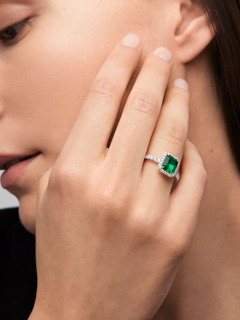 18K white gold ring with octagonal-cut green emerald of 2.07 cts and 36 brilliant-cut diamonds with a total of 0.5 cts image number 1