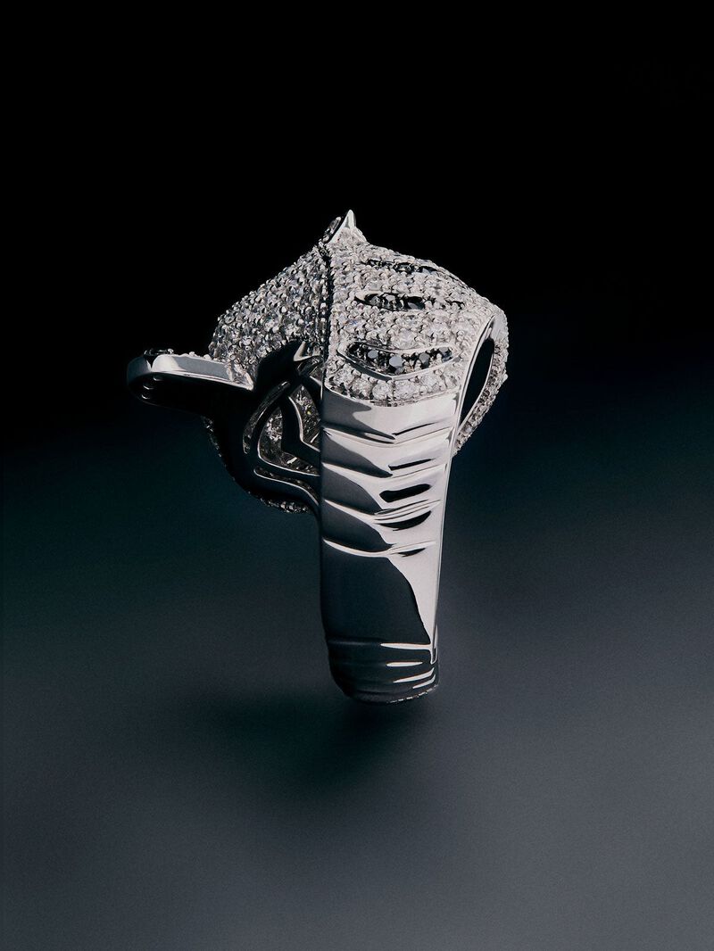 18K white gold ring with 278 brilliant-cut white diamonds with a total of 1.87 cts, 55 brilliant-cut black diamonds with a total of 0.25 cts, and 2 trapezoid-cut emeralds with a total of 0.13 tiger shaped cts image number 4