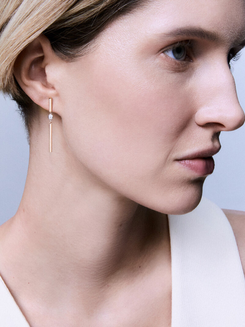 Long earrings made of 18K rose gold bars with diamonds. image number 6