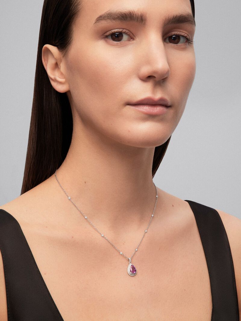 18K white gold pendant with a pear-cut vivid pink sapphire of 2.02 cts and 62 brilliant-cut diamonds with a total of 0.43 cts image number 1