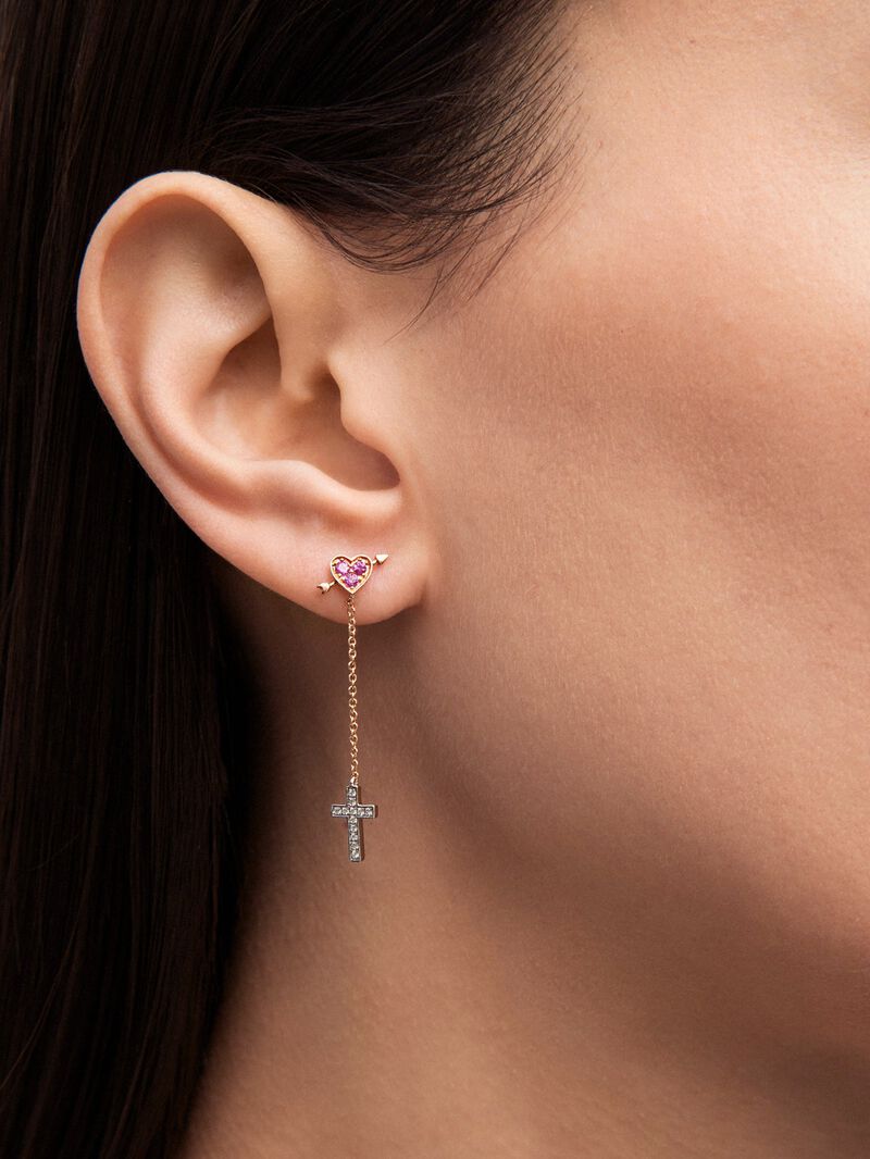 Pendiente Individual de oro rosa y oro blanco con cruz de diamantes y corazón de zafiro rosa image number 1