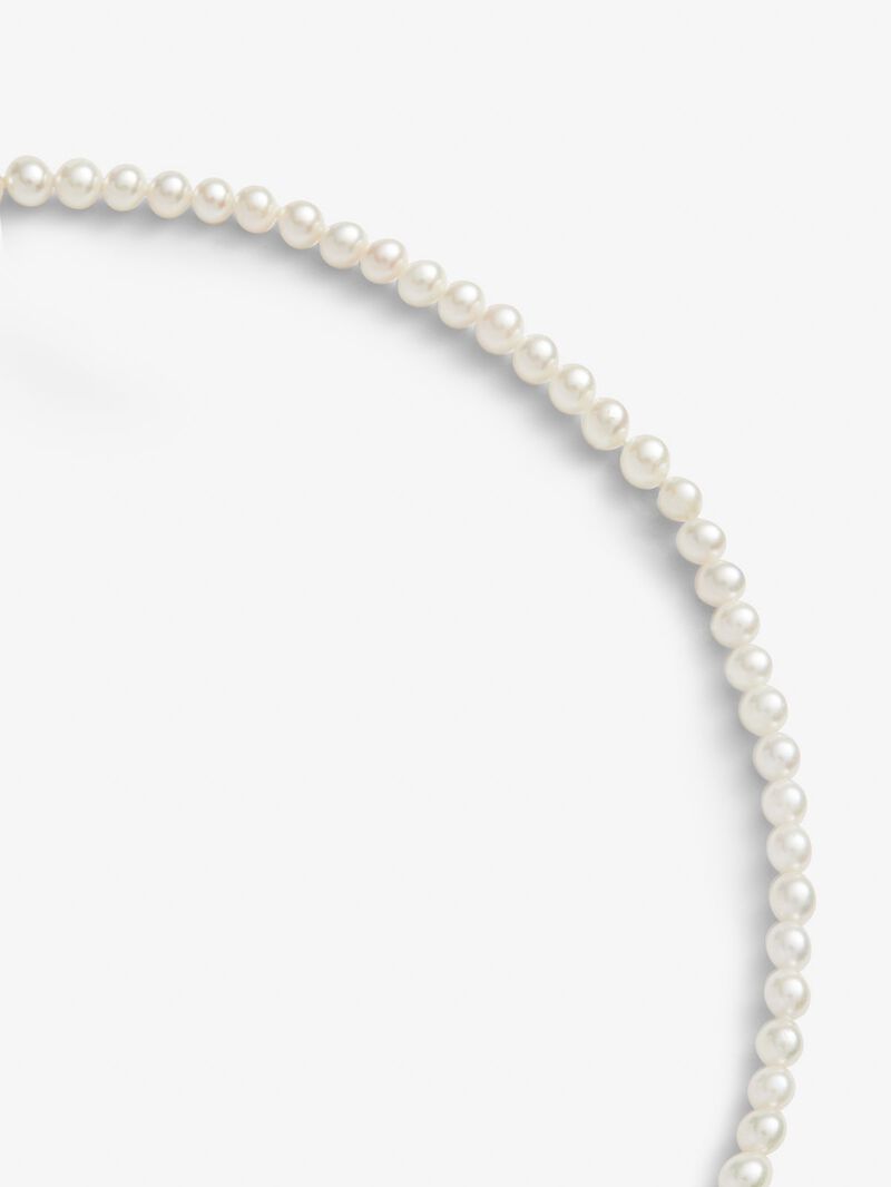 18K white gold pendant with 172 Akoya pearls and 9 brilliant-cut diamonds with a total of 0.09 cts image number 4