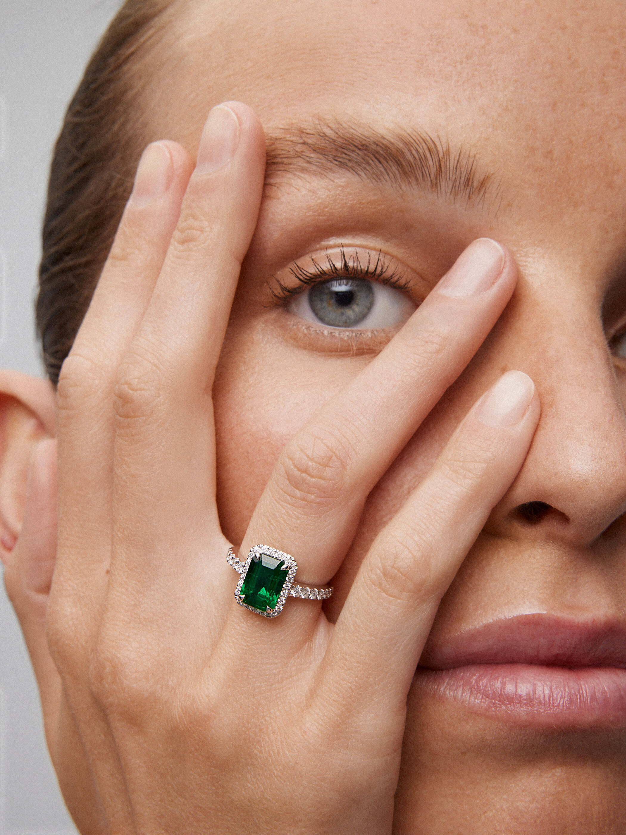 Anillo de oro blanco de 18K con esmeralda verde en talla octogonal de 2 2 cts y 38 diamantes en talla brillante con un total de 0 43 cts Suarez