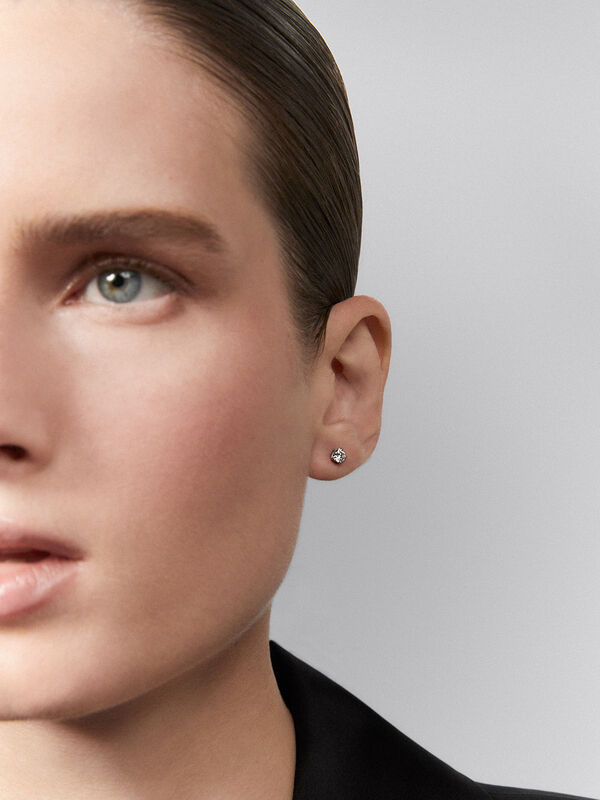 Pendientes solitario de oro blanco de 18kt con diamante E-VVS1 de 0,25cts, PE3232-IGD025/EVVS1_V