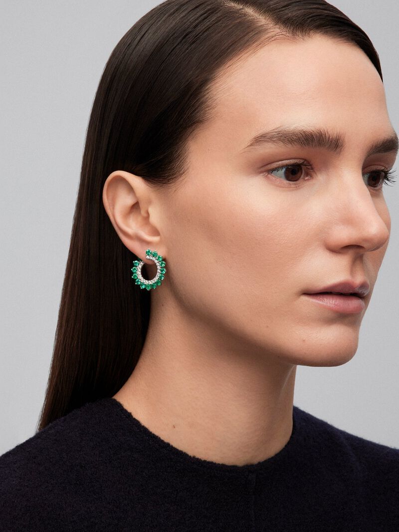 18K white gold hoop earrings with 30 brilliant-cut green emeralds with a total of 3.95 cts and 22 brilliant-cut diamonds with a total of 0.52 cts image number 2