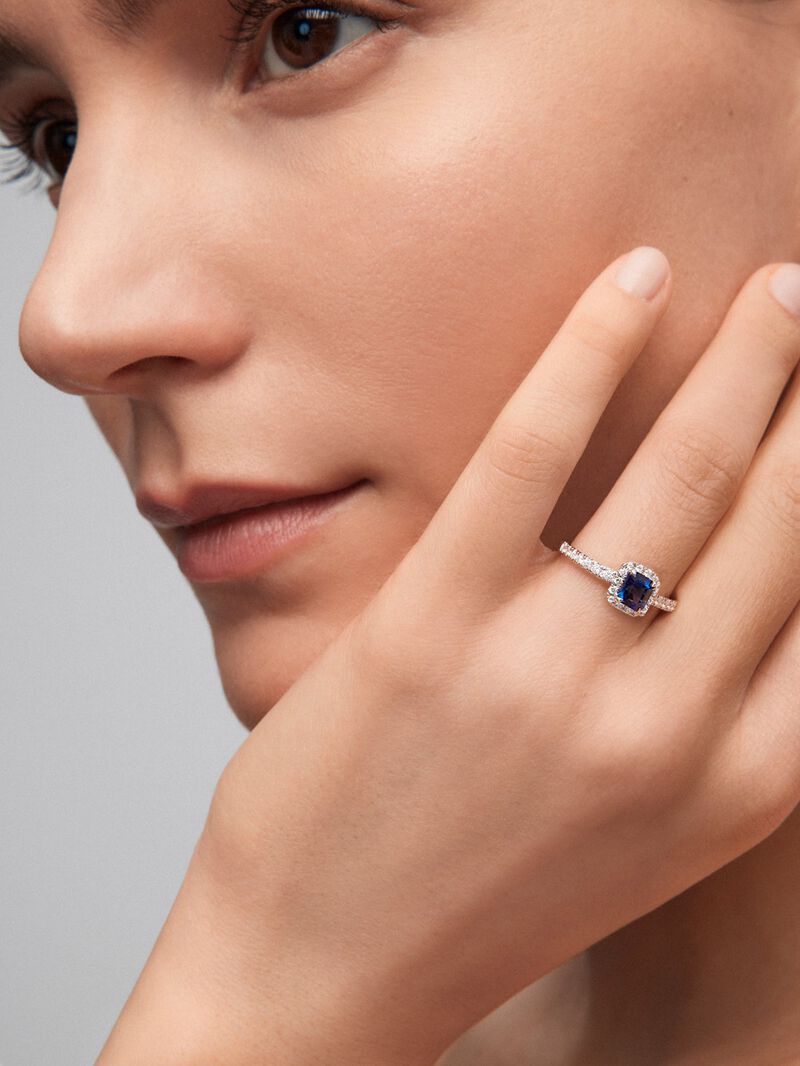 18K white gold ring with octagonal-cut blue sapphire of 0.97 cts and 30 brilliant-cut diamonds with a total of 0.31 cts image number 3