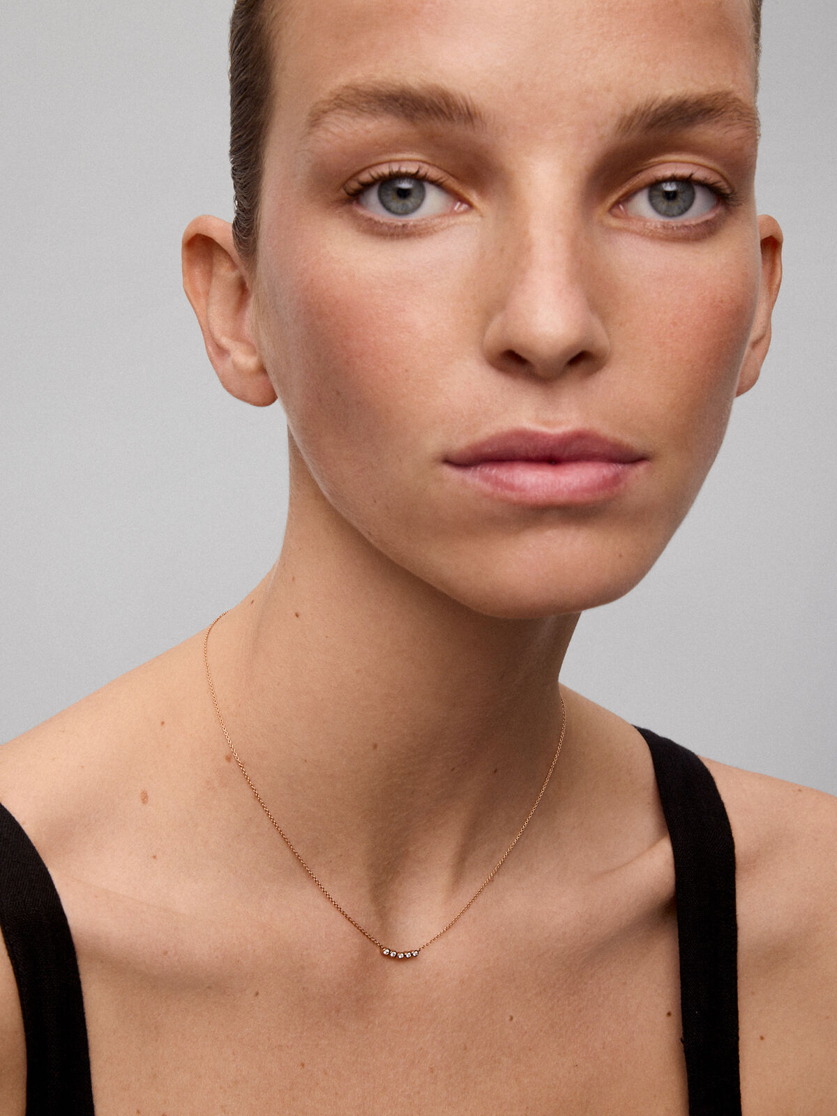 Collar de oro rosa de 18K con 5 diamantes en talla brillante con un total de 0 07 cts Suarez
