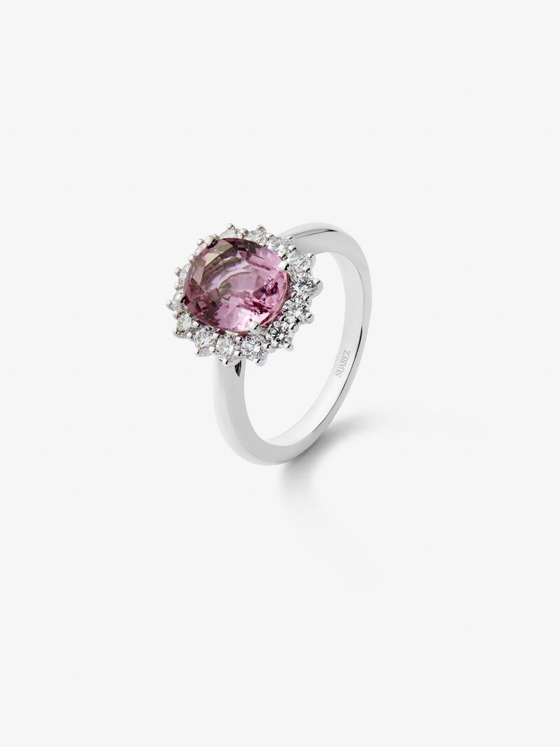 18K white gold ring with vivid pink sapphire in oval cut of 3.04 cts and 14 brilliant-cut diamonds with a total of 0.6 cts image number 0