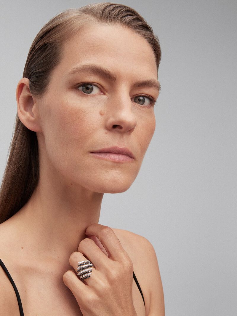 18K white gold multi-arm ring with 54 brilliant-cut diamonds with a total of 0.75 cts and 54 black diamonds with a total of 0.9 cts image number 3