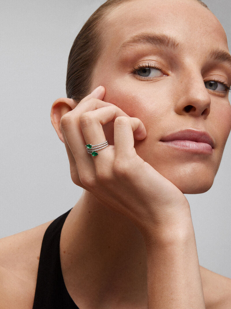 18k white gold ring with 0.61cts emerald and 1.51cts diamonds. image number 3