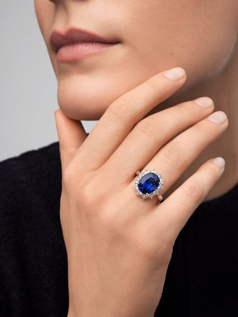 18K white gold ring with vivid blue sapphire in oval cut of 5.01 cts and 10 heart-cut diamonds with a total of 1.06 cts image number 3