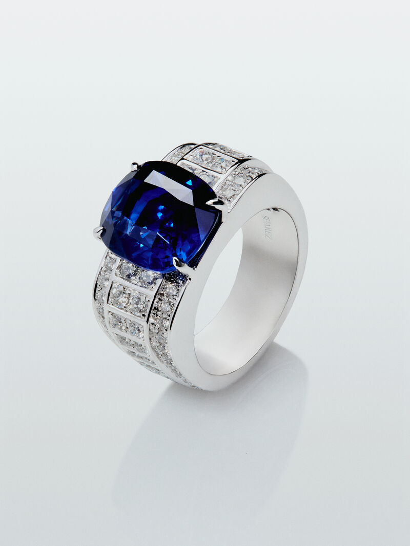 18K white gold ring with cushion-cut royal blue sapphire of 5.548 cts and 72 brilliant-cut diamonds with a total of 1.03 cts image number 0
