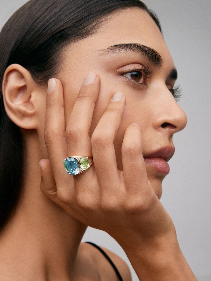 18kt yellow gold ring with diamonds, Sky Topacios and Green Ameatists image number 3
