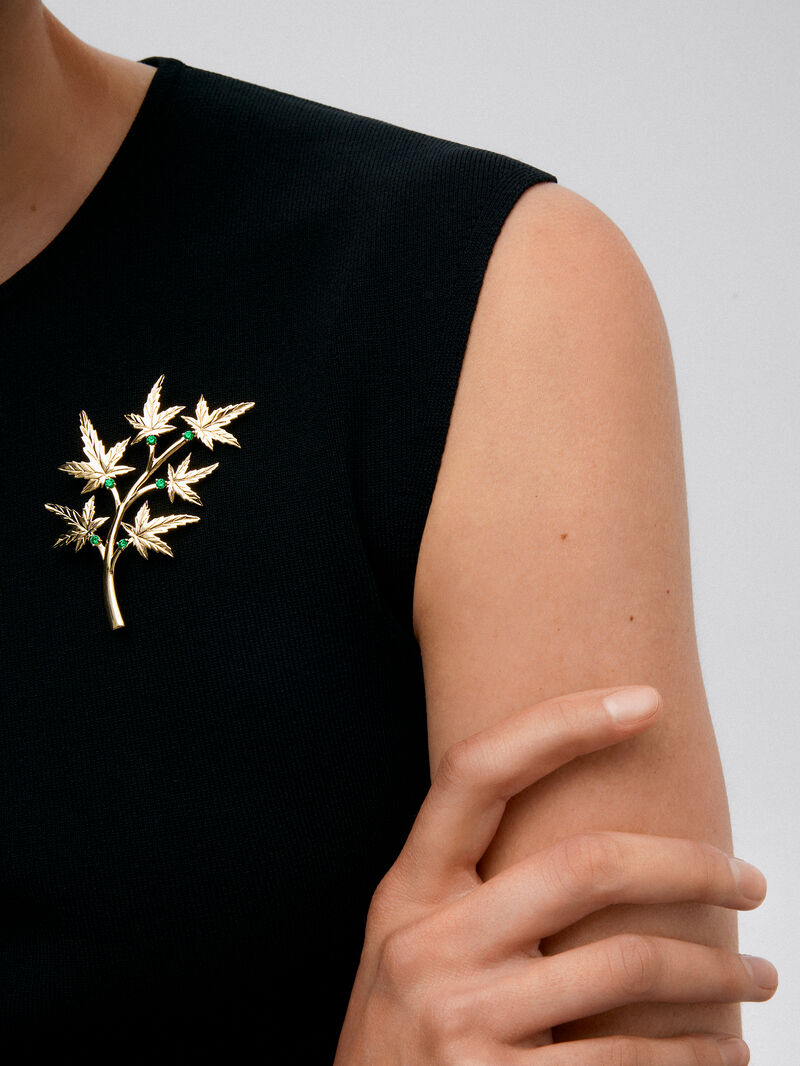 Broche de oro amarillo de 18K con 6 diamantes en talla brillante con un total de 0,36 cts y forma de rama de arce image number 3