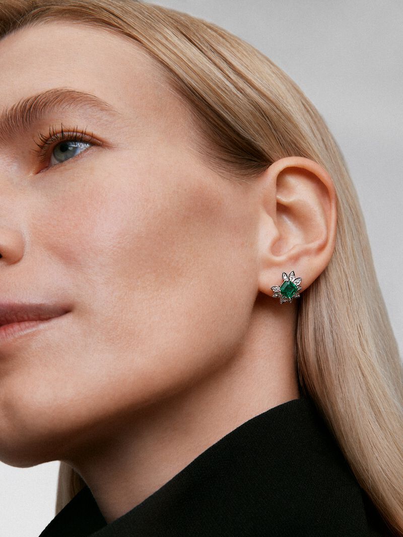 18K white gold earrings with 2 octagonal-cut green emeralds with a total of 2.47 cts and 36 brilliant-cut diamonds with a total of 0.47 cts image number 1