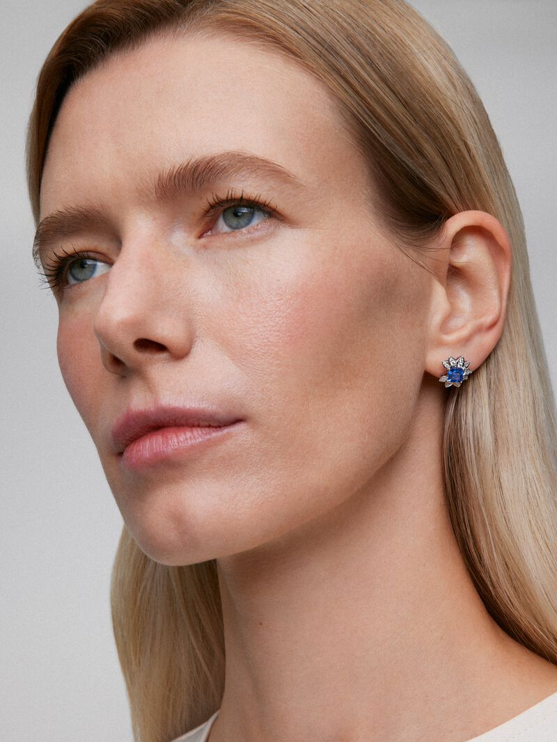 18K white gold earrings with blue zafiros in octagonal 2,66 cts and white diamonds in bright size of 0.45 cts image number 3