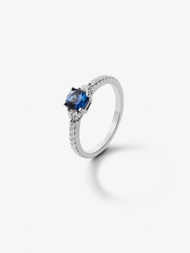 18K white gold triple ring with cushion-cut cornflower blue sapphire of 1.09 cts and 16 brilliant-cut diamonds with a total of 0.28 cts image number 0