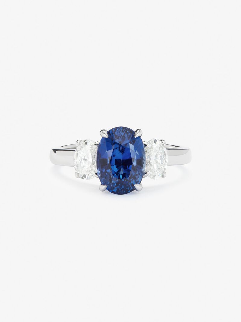18K white gold triple ring with oval-cut royal blue sapphire of 3.37 cts and 2 oval-cut diamonds with a total of 0.8 cts image number 2