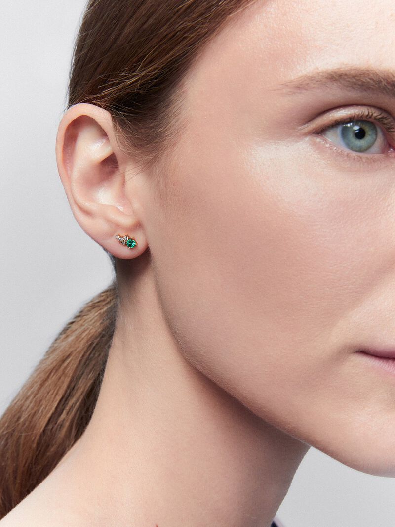 Right individual earring made of 18K yellow gold with emerald and diamonds. image number 1