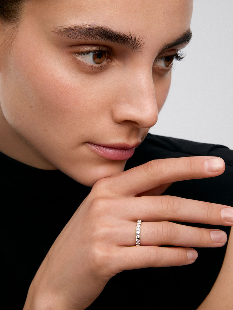 Entire 18K white gold ring with 25 brilliant-cut diamonds with a total of 1.37 cts image number 2