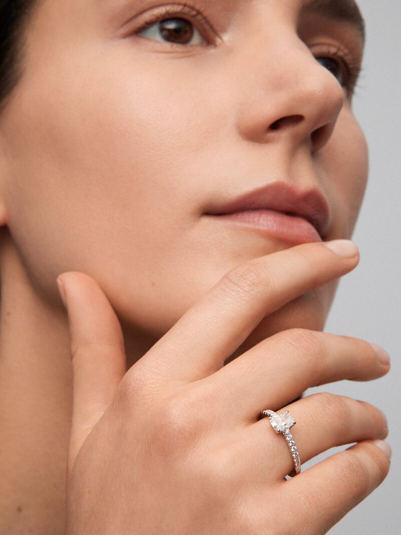 18K white gold solitaire ring with 1 ct cushion-cut diamond and 16 brilliant-cut diamonds with a total of 0.25 cts image number 1