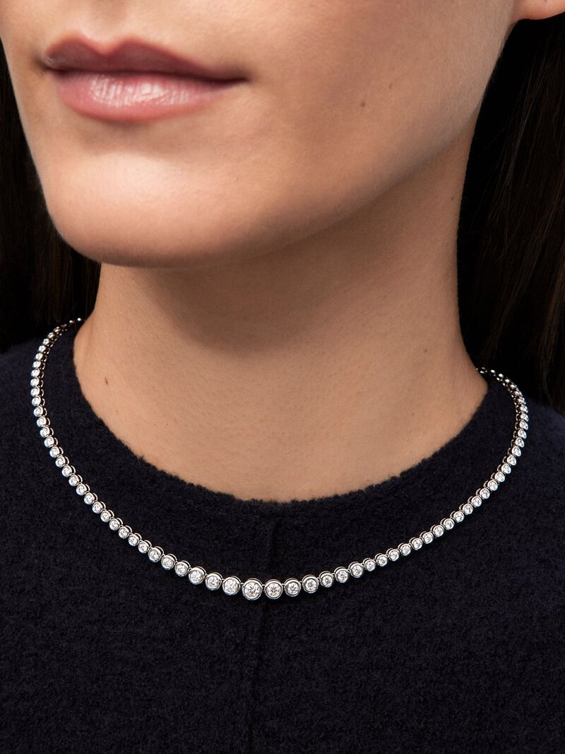 18K white gold rivière necklace with 110 brilliant-cut diamonds with a total of 4.89 cts image number 3
