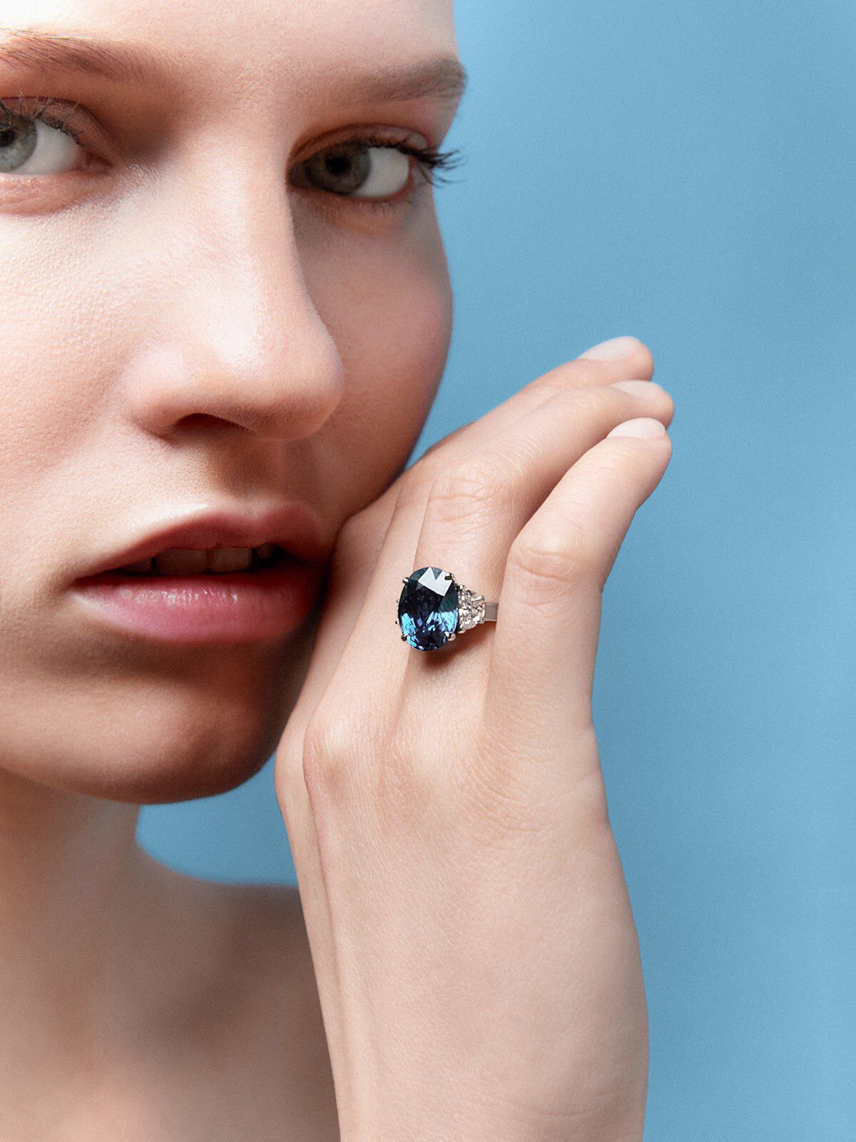 18kt white gold ring with oval cabochon cut blue sapphire of 11.2