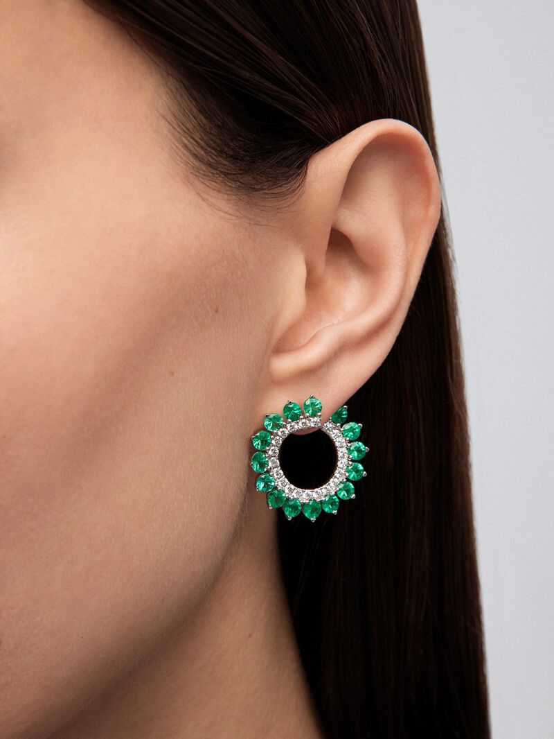 18K white gold hoop earrings with 30 brilliant-cut green emeralds with a total of 3.95 cts and 22 brilliant-cut diamonds with a total of 0.52 cts image number 3