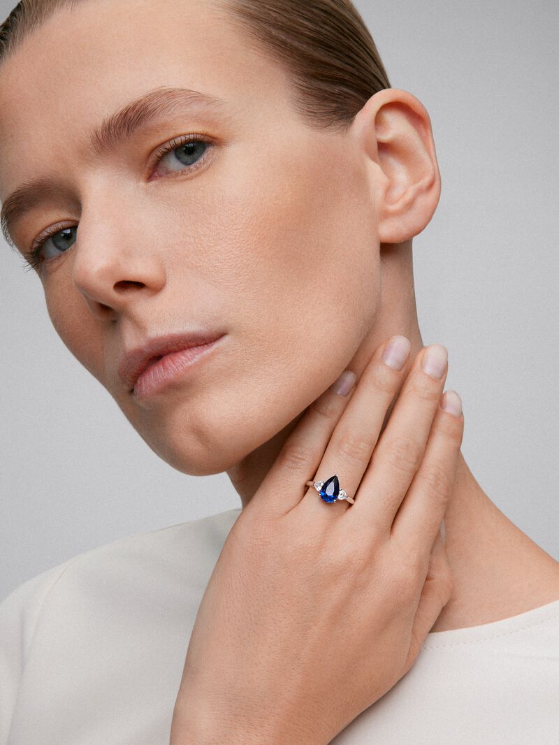 18K white gold ring with pear-cut royal blue sapphire of 2.54 cts and 2 heart-cut diamonds with a total of 0.38 cts image number 3