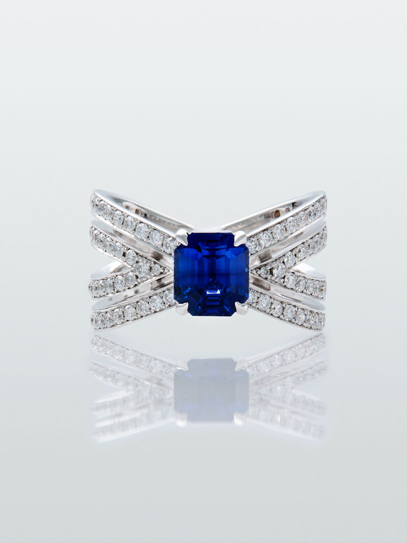 18K white gold multi-arm ring with octagonal-cut blue sapphire of 1.7 cts and brilliant-cut diamonds with a total of 1.10 cts image number 2