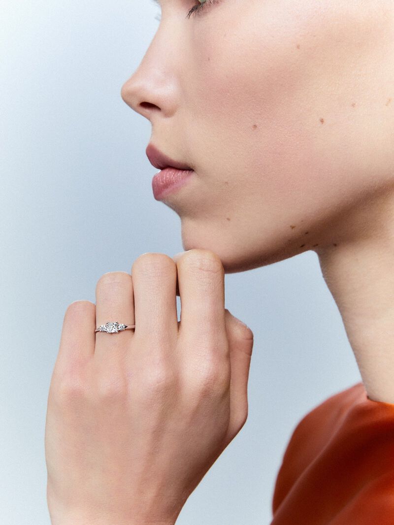 18K white gold triple ring with princess cut diamond of 0.4 cts and 2 brilliant cut diamonds with a total of 0.14 cts image number 6