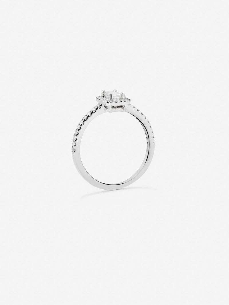 Anillo de oro blanco de 18K con diamante central en talla esmeralda de 0,3 cts y orla y brazo de 38 diamantes en talla brillante con un total de 0,21 cts image number 2