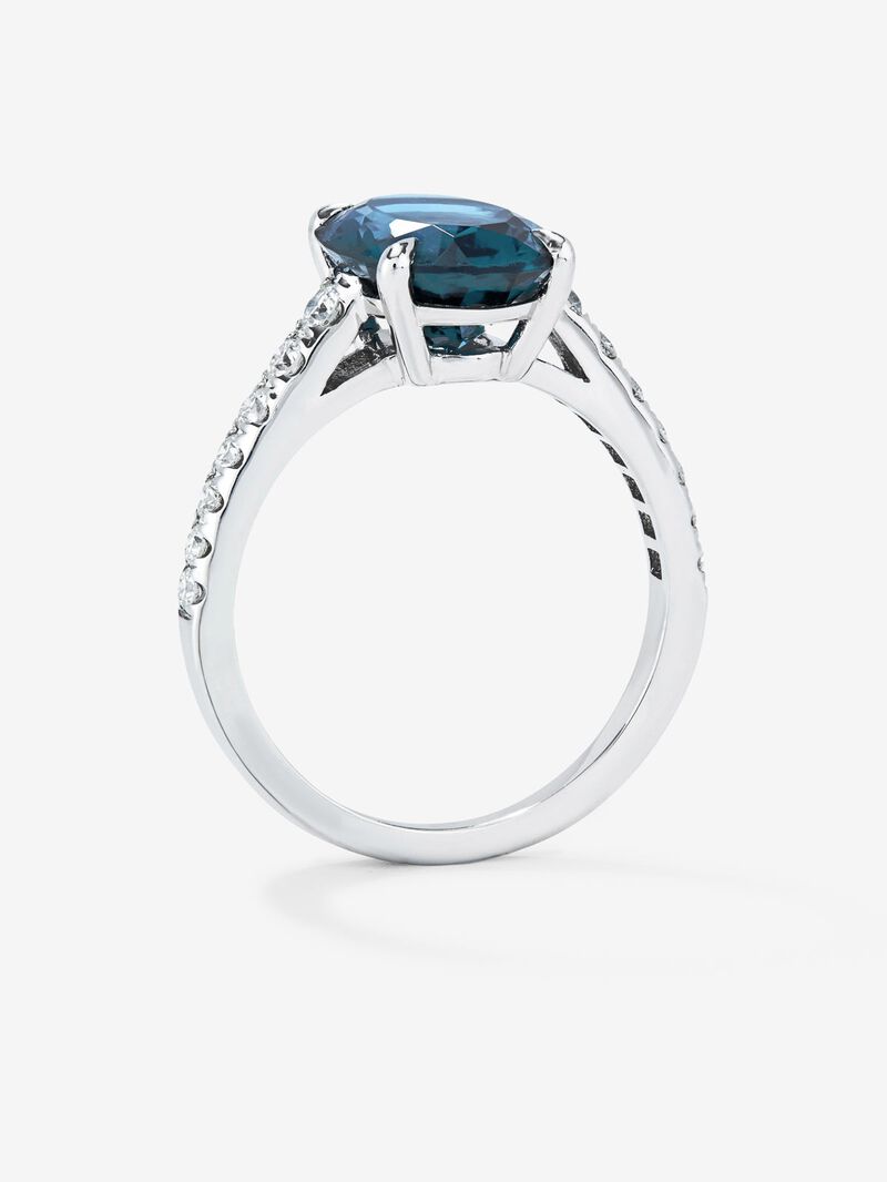 18K white gold ring with oval-cut London blue topaz of 4.25 cts and 14 brilliant-cut diamonds with a total of 0.32 cts image number 3