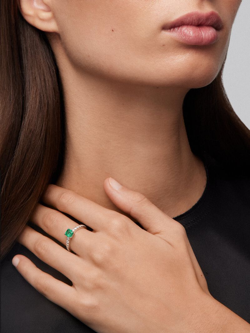 18K white gold ring with green emerald in emerald size of 0.71 cts and white diamonds in bright size of 0.32 cts image number 2