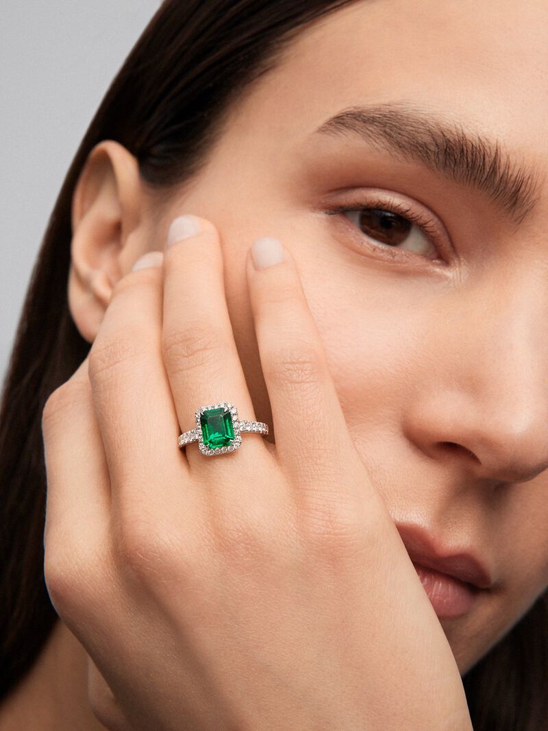 18K white gold ring with octagonal-cut green emerald of 2.07 cts and 36 brilliant-cut diamonds with a total of 0.5 cts image number 3