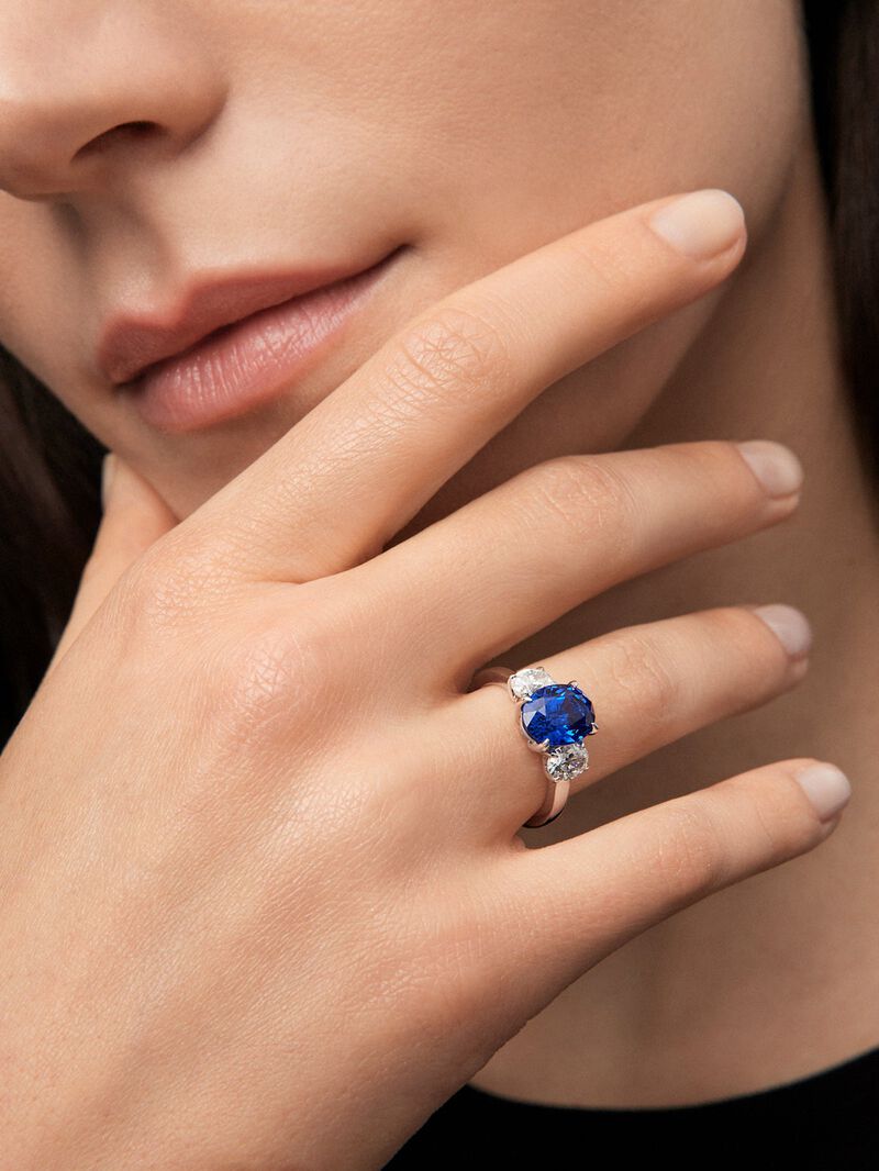 18K white gold triple ring with oval-cut royal blue sapphire of 4.05 cts and 2 oval-cut diamonds with a total of 1.05 cts image number 1