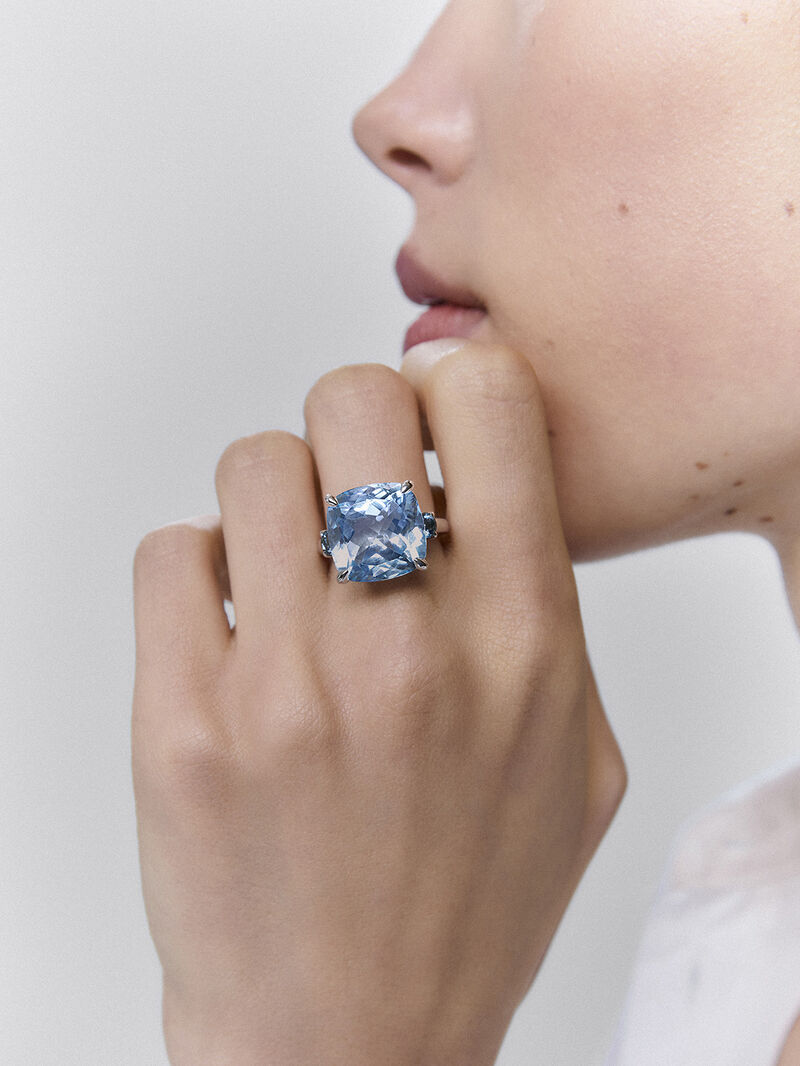 Three-ring silver ring with a central 16.90cts sky blue topaz stone and London blue topaz stones. image number 1